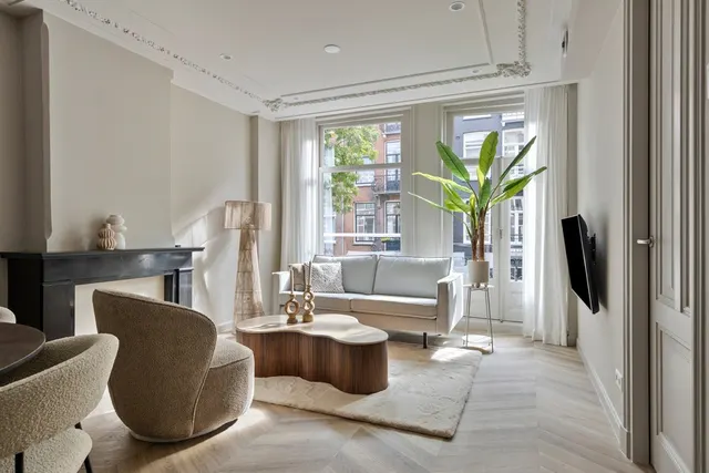 Living area with rectangular windows at Splendom Vondelpark