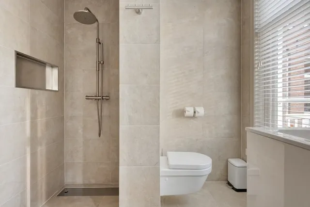 Walk-in shower and WC at Splendom Vondelpark