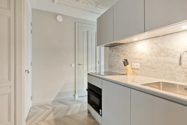 Kitchen with oven at Splendom Vondelpark