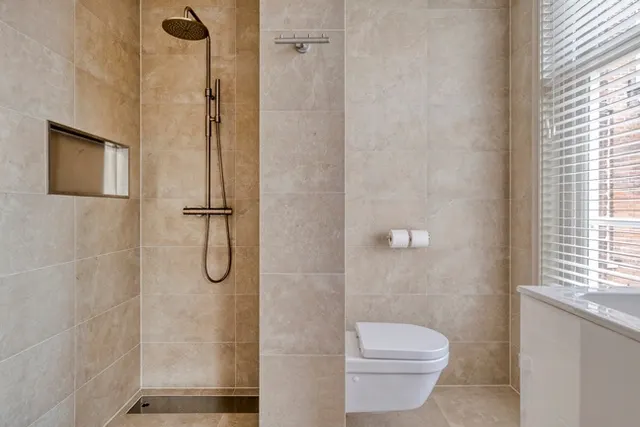 Walk-in shower and WC at Splendom Vondelpark