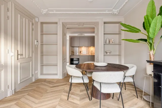 Dining area facing kitchen at Splendom Vondelpark